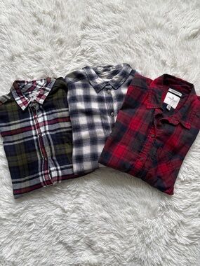 American Eagle Outfitters Red, Navy & White Plaid Flannel Shirt